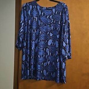 SO PRETTY ON  3/4 cut out sleeve sparkling top. 24 in. Pit to pit. 30 in.long